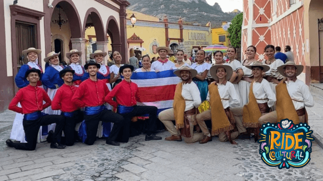 Grupo folclórico posan a una foto de grupo