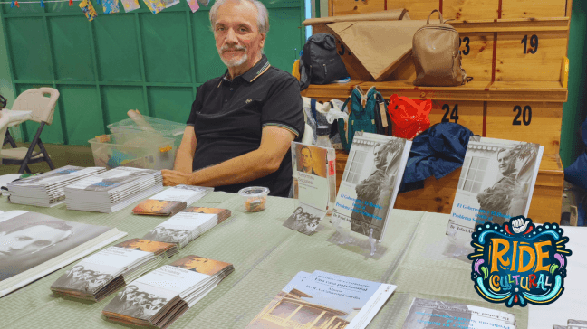 Un persona frente a un stand