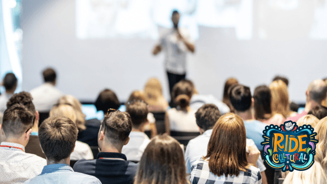 Personas recibiendo una charla
