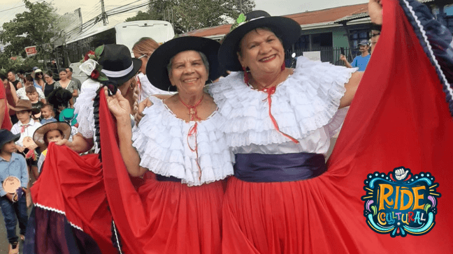 Dos señoras vestidas con traje típico