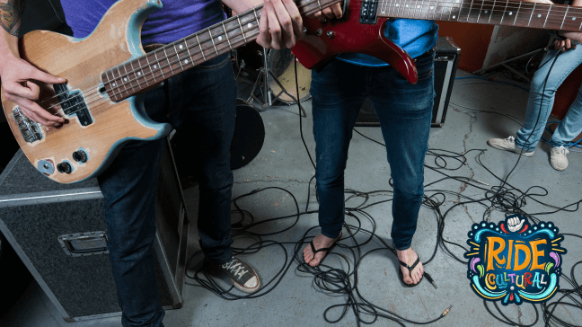 Una guitarra y un bajo